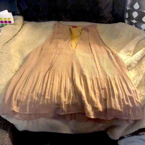 Guess Ruffle Sleeveless Blouse, size XL - Picture 1 of 7
